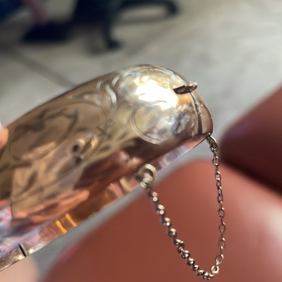 Vintage gold plated etched floral hinged bracelet - Picture 12 of 14